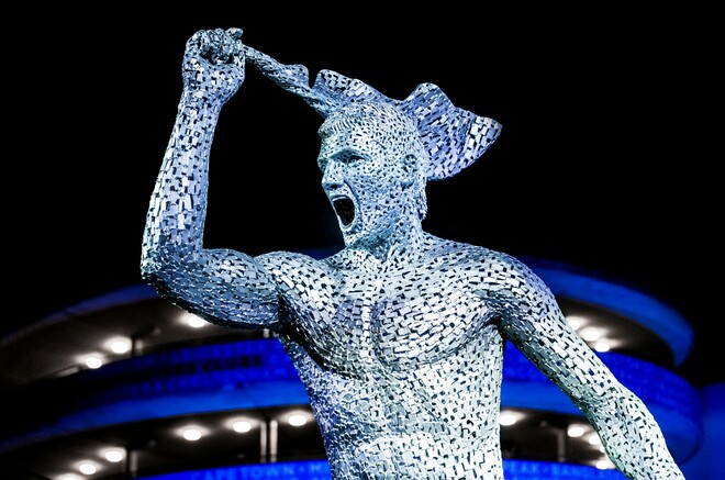 ФОТО. Манчестер Сити показал статую Агуэро