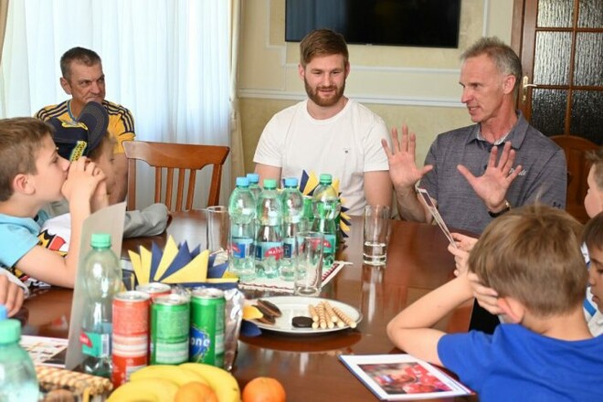 ФОТО. Підтримка Домінатора. Гашек зустрівся з юними українськими хокеїстами
