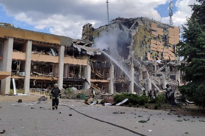 ВИДЕО. Рашисты уничтожили ракетой дом культуры в Лозовой