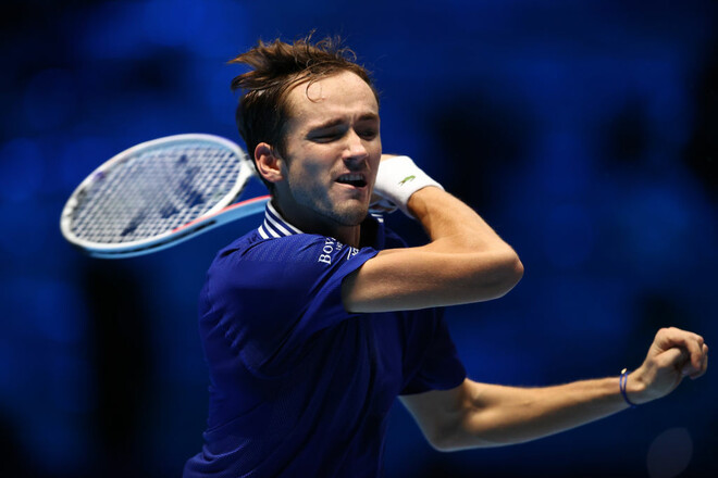 Итоговый турнир ATP. Медведев на тай-брейке третьего сета переиграл Зверева