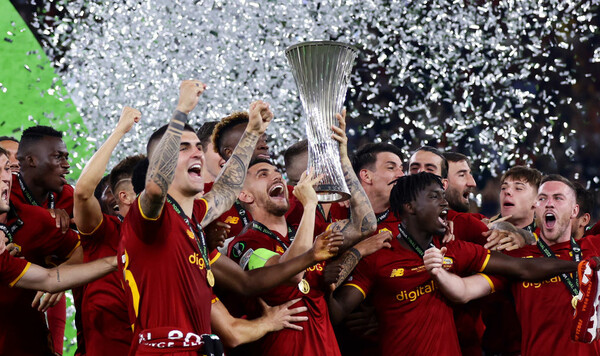 Новый трофей в коллекции Моуриньо. Рома - чемпион Лиги конференций УЕФА