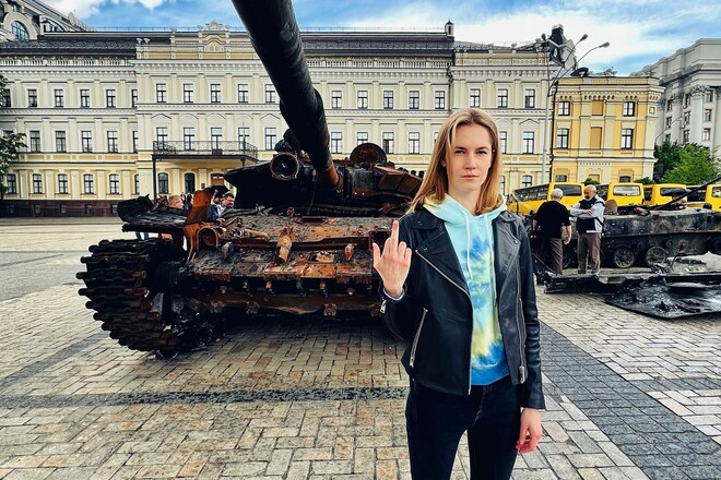 ФОТО. Дочь Петракова показала оккупантам средний палец