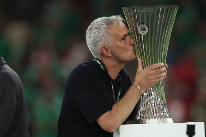 Моуриньо стал первым тренером, который выиграл все евротрофеи