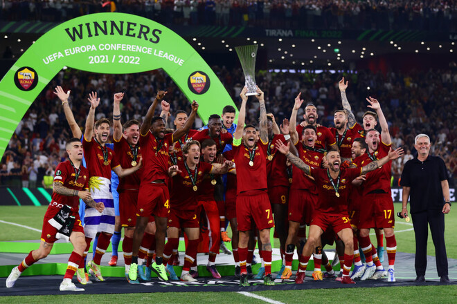 ФОТО. Как это было. Рома завоевала первый евротрофей в истории!