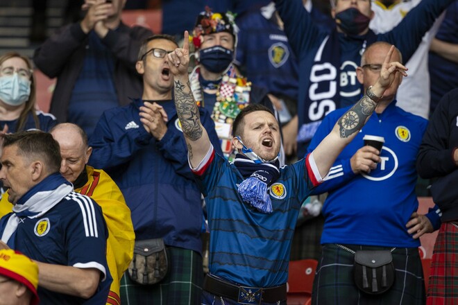 ФОТО. Фаны Шотландии споют гимн Украины перед матчем за выход на ЧМ-2022