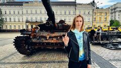 ФОТО. Дочь Петракова показала оккупантам средний палец