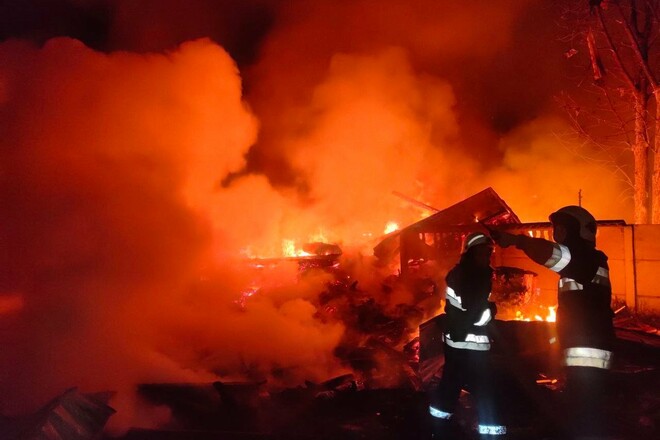 Масштабні пожежі та кілька жертв внаслідок нічних обстрілів Харкова