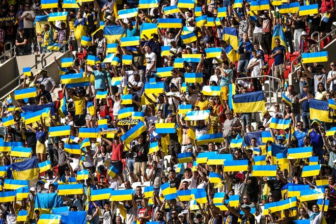 ФОТО. Stop war. Фанаты сборной Украины поместили путина в презерватив
