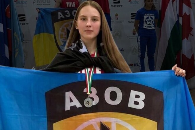 ФОТО. Украинка развернула флаг Азова на турнире по боксу в Венгрии