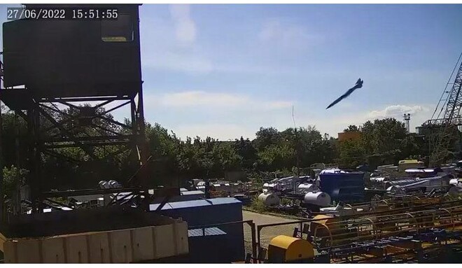 ВИДЕО. Зеленский показал, как ракета попала в торговый центр Кременчуга