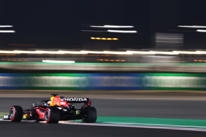 Формула-1 впервые приехала в Катар. Ферстаппен впереди, Хэмилтон отстает