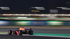 Формула-1 впервые приехала в Катар. Ферстаппен впереди, Хэмилтон отстает