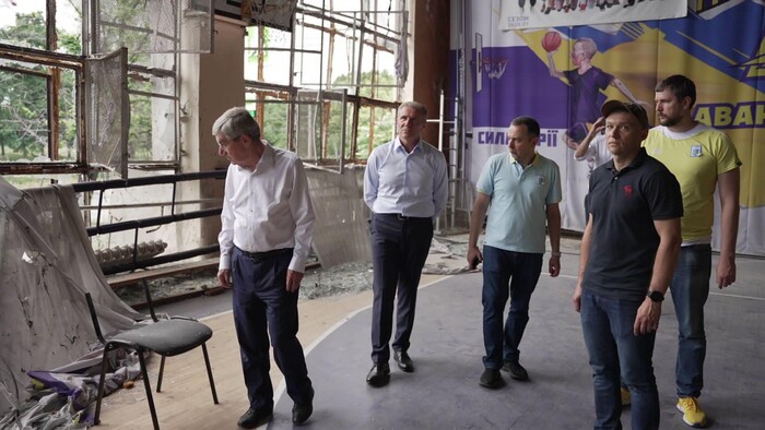 ФОТО. Президент МОК посетил Киев и увидел разрушенный ракетами СК Авангард