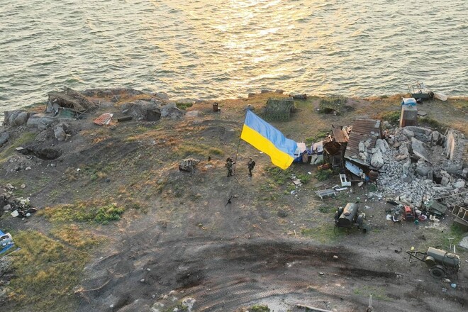 ФОТО. На Змеином установили флаг Украины
