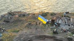 ФОТО. На Змеином установили флаг Украины