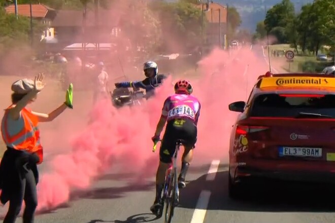 ВИДЕО. Этап Тур де Франс пришлось остановить из-за активистов на дороге