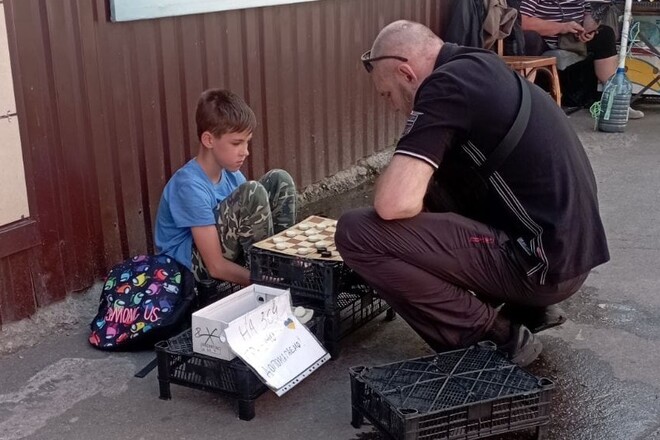 10-річний чемпіон Києва з шашок збирає гроші для ЗСУ грою на вулиці