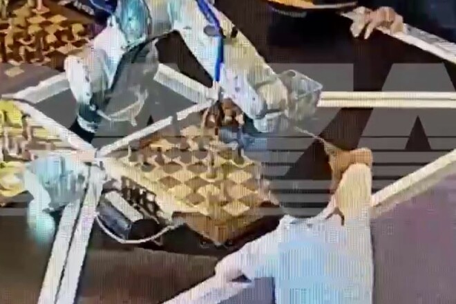 ВИДЕО. Курьез в москве. Шахматный робот сломал подростку палец
