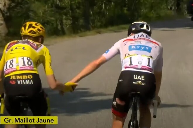 ВИДЕО. Лидер Тур де Франс подождал главного соперника после его падения