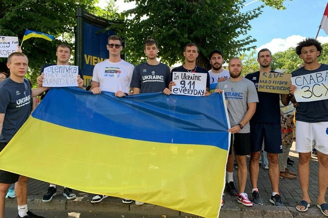 Баскетболисты сборной Украины приняли акции в поддержку героев Азовстали