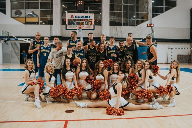 Украинцы провели в Варшаве благотворительный баскетбольный матч