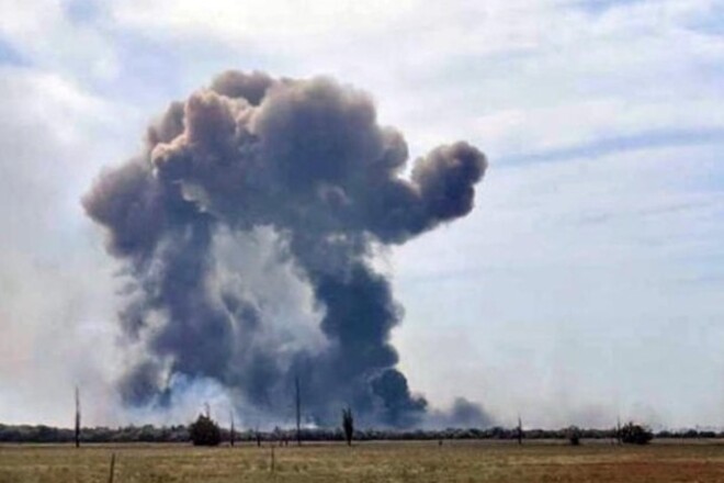 Самолеты и оружие. ВСУ рассказали о взрывах на базе в Крыму