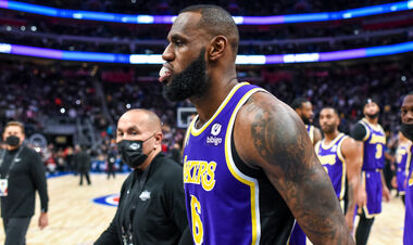 ВИДЕО. Леброн разбил лицо игроку Детройта и спровоцировал потасовку