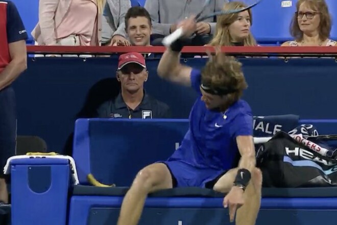 ФОТО. Российский теннисист нанес себе нелепую травму на Мастерсе в Монреале