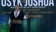 ВИДЕО. Усик спел «Ой у лузі червона калина» на пресс-конференции