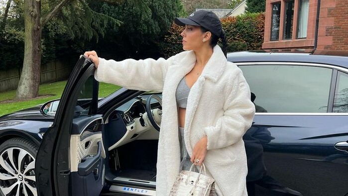 ФОТО. Беременная невеста Роналду ездит за рулем в Манчестере