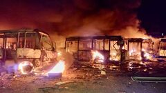 Ракетний удар по Дніпру. Пожежа на підприємстві, згоріло 50 автобусів
