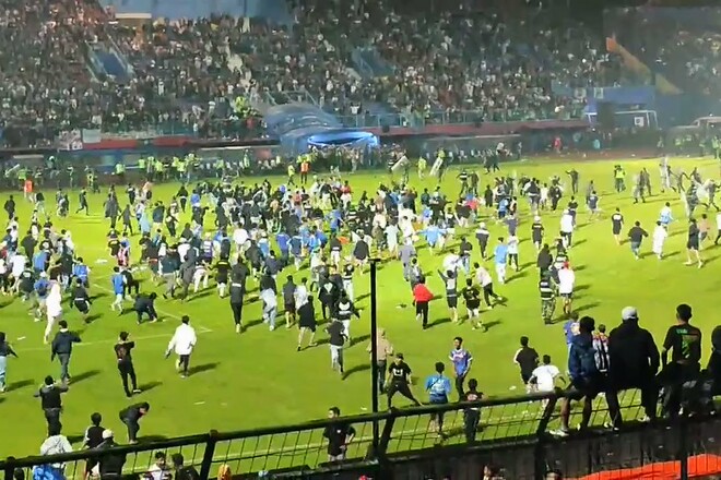 ВИДЕО. Массовая драка на стадионе в Индонезии. Погибло 174 человека