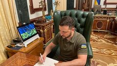 Жорсткий удар по телепулу. Зеленський підписав закон: медіаправа для клубів