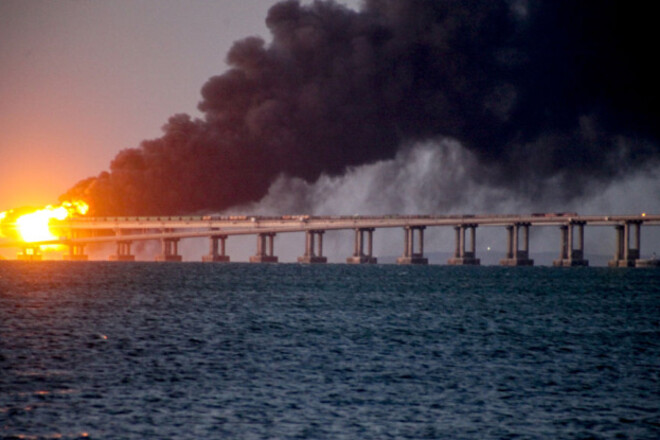 «В Крыму сегодня облачно». Зеленский прокомментировал взрыв на мосту