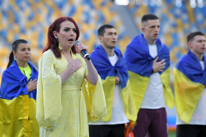 ВИДЕО. Защитница Азовстали «Пташка» исполнила гимн Украины перед Класичным