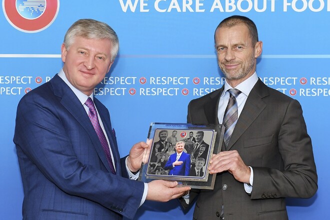 Ахметов получил награду от президента УЕФА