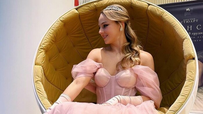 ФОТО. Дарья Билодид в шикарном платье попробовала себя в роли репортера