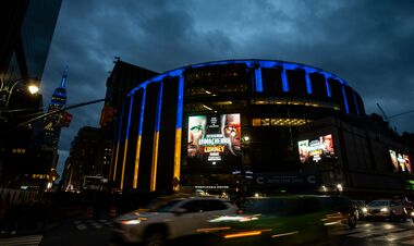 ВИДЕО. Ломаченко затейпировали руки перед боем с Комми