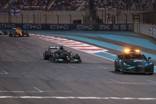Мерседес опротестовал победу Ферстаппена на Гран-при Абу-Даби (обновлено)
