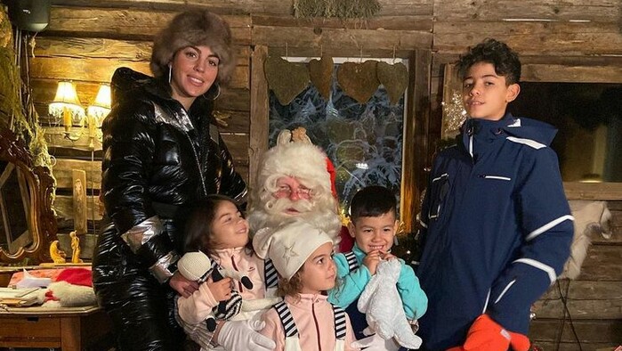 ФОТО. Невеста Роналду побывала в гостях у Санта-Клауса