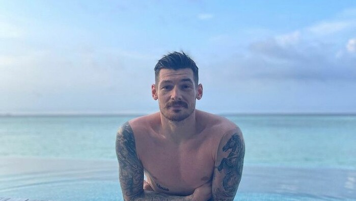 ФОТО. Воротар Динамо катається на сапборді на Мальдівах