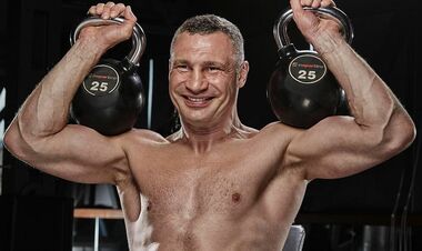 Переиграл и уничтожил. Виталий Кличко презентовал календарь-мем