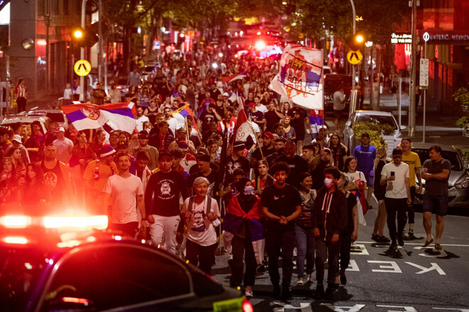 ВИДЕО. Сторонники Джоковича блокируют улицы в Мельбурне, вмешалась полиция