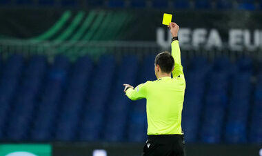 ФИФА аннулировала желтые карточки. 9 украинских игроков были под угрозой