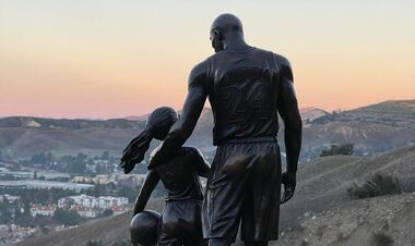 ФОТО. Кобі Браянту та його донці встановили пам'ятник на місці загибелі