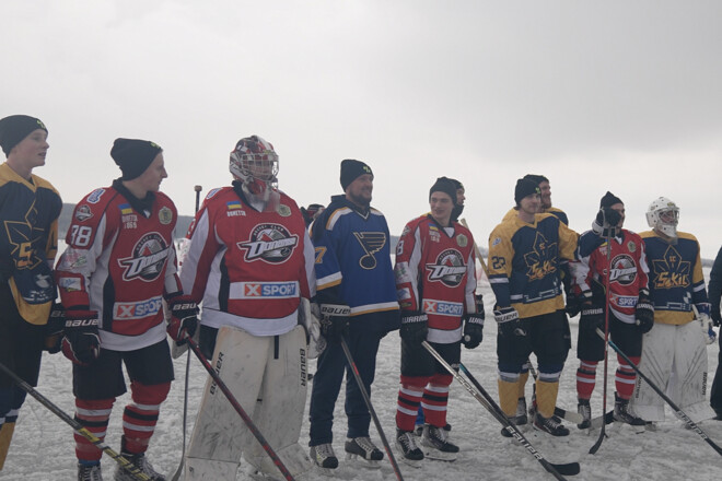 Игроки хоккейной Суперлиги Украины провели матч под открытым небом
