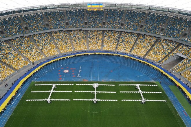 ФОТО. На Олимпийском развернули 200-метровый украинский флаг