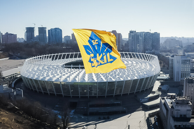 В небе над Киевом подняли огромный флаг СК Сокол