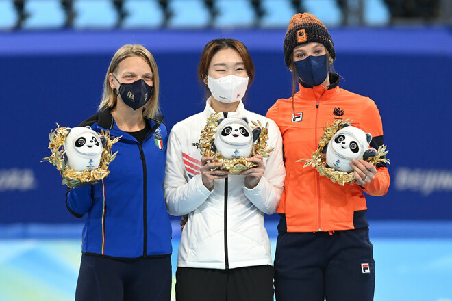 Шорт-трек. Кореянка Чхве Мин Джон выиграла золото в забеге на 1500 метров