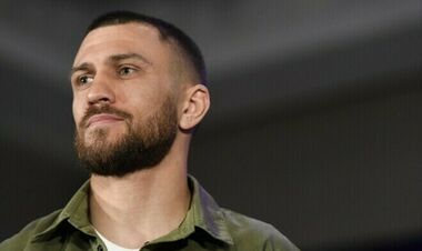 ФОТО. Ломаченко на фоне церкви поблагодарил всех за поздравления